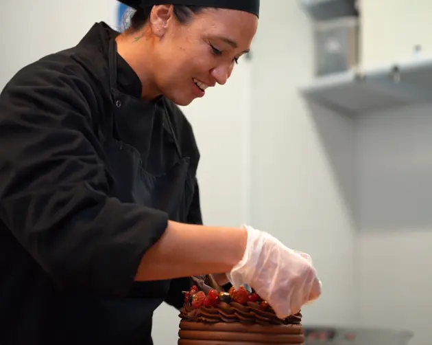 Realización de tarta en escuela Torreblanca